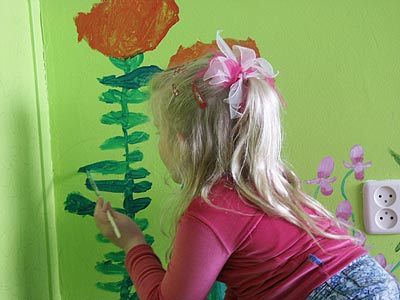 Eva schildert haar bloem.