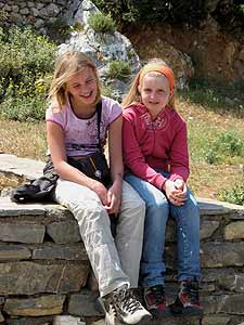 Roos en Eva, bij de grotten