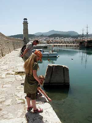 visjes zoeken bij de vuurtoren, Rethymnon