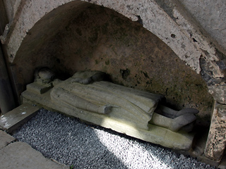Corcomroe Abbey, graf van koning King Conor na Siudane Ua Briain, die stierf in 1267 Corcomroe Abbey, graf van koning King Conor na Siudane Ua Briain, die stierf in 1267