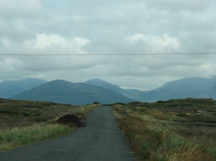 Connemara, weggetje door de turfvelden Connemara, weggetje door de turfvelden