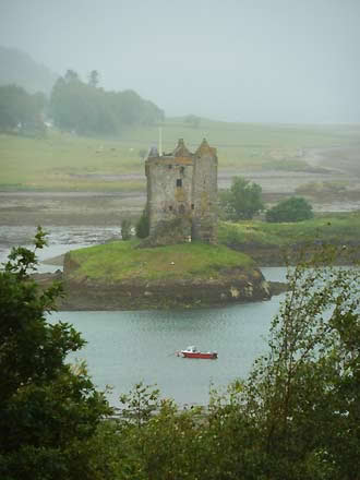 de veerboot over Loch Linnhe, komt uit Nethet Lochaber naar Ardgour castle stalker, ook wel castle Aaargh (Monty Python)