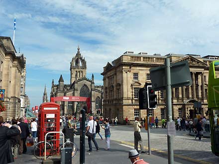 Edinburgh, Royal Mile met St Giles kathedraal op de achtergrond Edinburgh, Royal Mile met St Giles kathedraal op de achtergrond