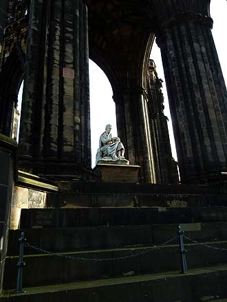 Edinburgh, monument voor Sir Walter Scott aan Princes Street Edinburgh, monument voor Sir Walter Scott aan Princes Street