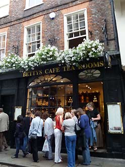 de lange rij bij de kleine Bettys Teahouse (wij zaten bij het raam boven) de lange rij bij de kleine Bettys Teahouse (wij zaten bij het raam boven)