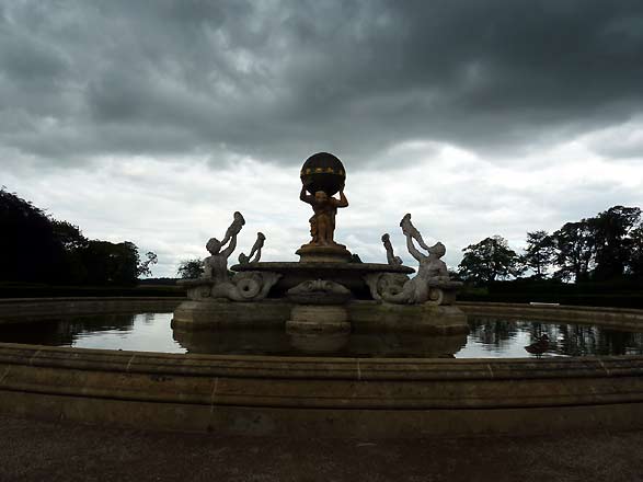 beeld van Atlas, in de tuinen van Castle Howard beeld van Atlas, in de tuinen van Castle Howard