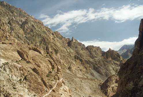 Karakorum Highway in het Hunzadal, voorbij Karimabad
